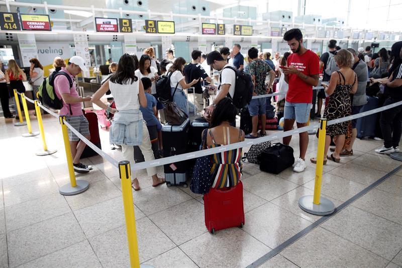 Cientos de pasajeros se mantienen varados en aeropuertos. (EFE)