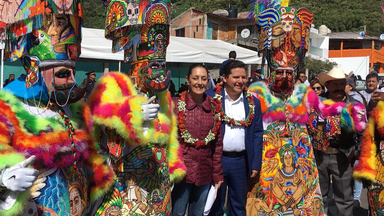 Claudia Sheinbuam y el alcalde de Milpa Alta, Octavio Rovero./ Jorge Almazán
