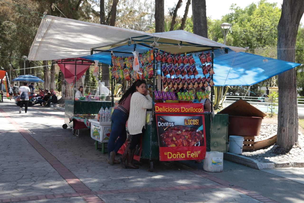 Comerciantes ambulantes en parques de la ciudad. (Maribel Calderón)