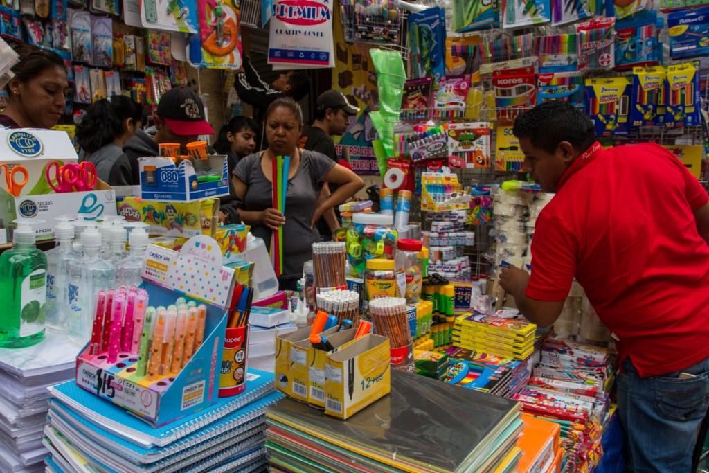 Compra de útiles escolares. (Archivo Cuartoscuro)