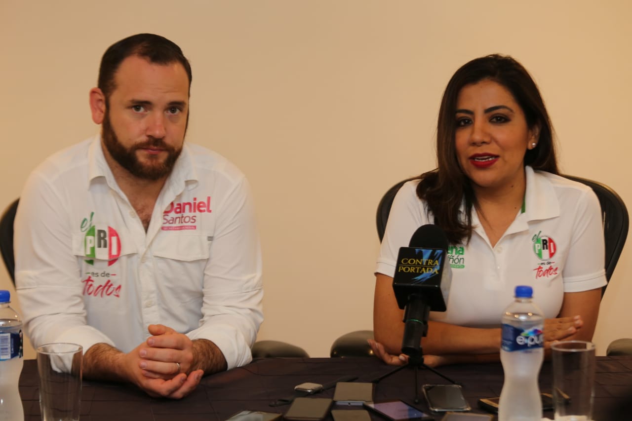 Daniel Santos y  Lorena Piñón, aspirantes a la presidencia y secretaria general del PRI nacional (Foto: Roberto Alanís)