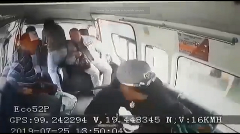El hombre saltó de la combi para evitar ser asaltado. (Especial)