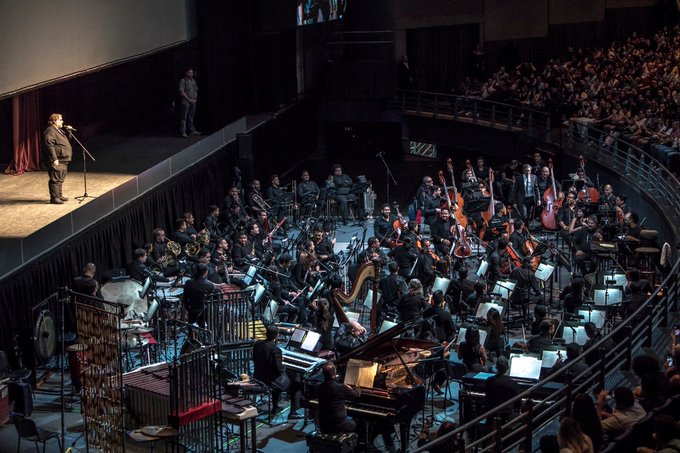 Más de ocho mil personas pudieron acudir al concierto en el que estuvo presente Guillermo del Toro. (Twitter @AuditorioTelmex)