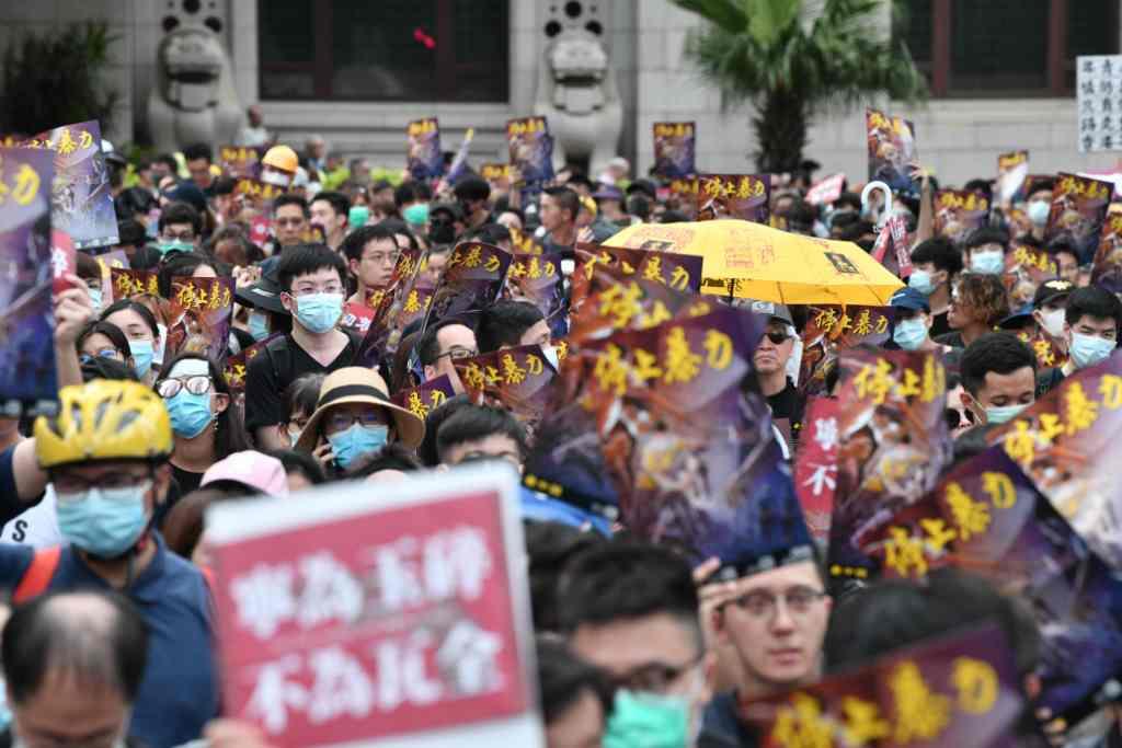 Miles de ciudadanos desafiaron a las autoridades y marcharon por el circuito financiero de Hong Kong  (AFP)