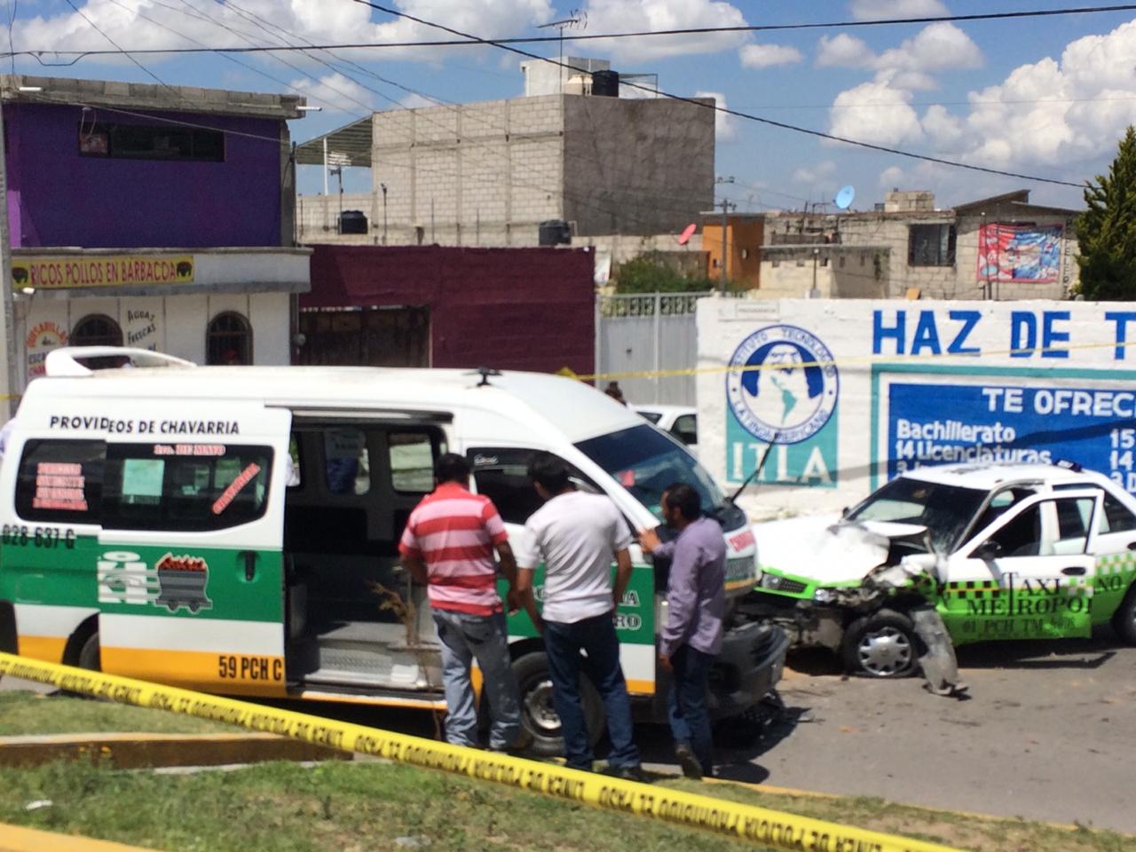 Combi de la ruta Centro-Providencia chocó con un taxi en Mineral de la Reforma. (Aaron García)