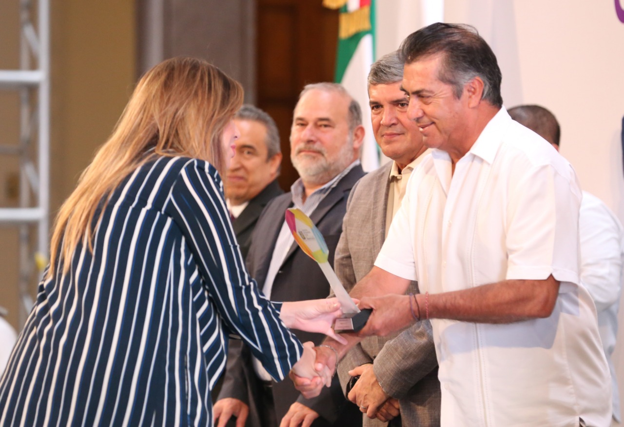 El gobernador Jaime Rodríguez entregó un reconocimiento a 146 organizaciones por su destacada labor social. Foto: Raúl Palacios
