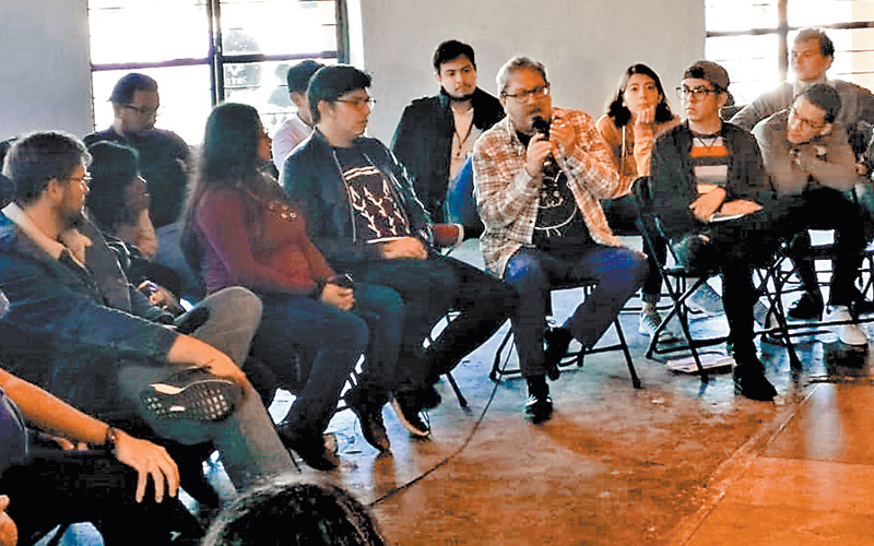 Los jóvenes invitaron al escritor a clausurar los trabajos de su asamblea. (Liliana Padilla)