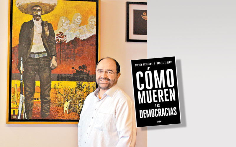 ¿Qué está leyendo? «‘Cómo mueren las democracias’, de Steven Levitsky y Daniel Ziblatt». (Especial)