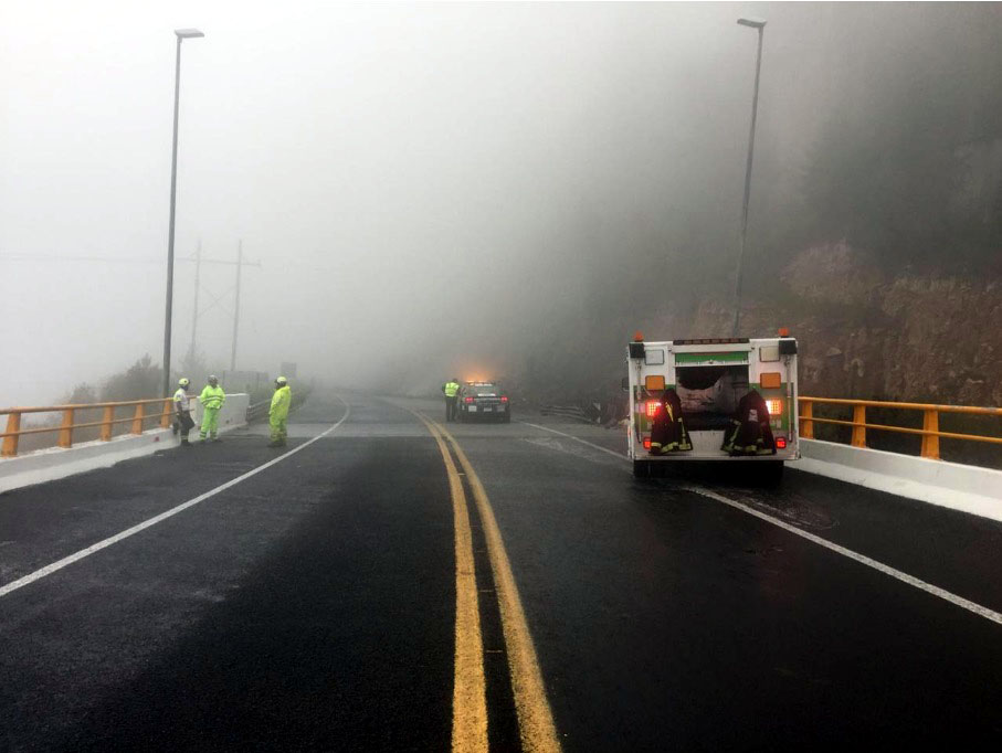 Se mantiene cerrada la supercarretera Durango-Mazatlán por el derrame de gasolina e incendio de una pipa. (Especial)