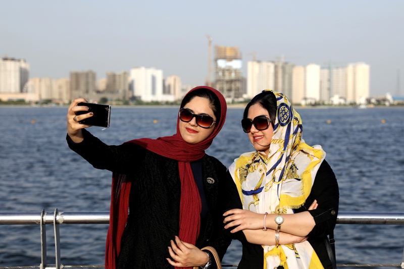 Dos mujeres con hiyabs sueltos se toman un selfie en el Lago de los Mártires de Teherán. (AP)