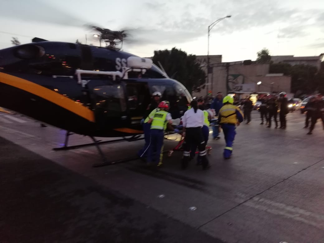 El policía fue trasladado en helicóptero a un hospital cercano./ SSC de CdMx