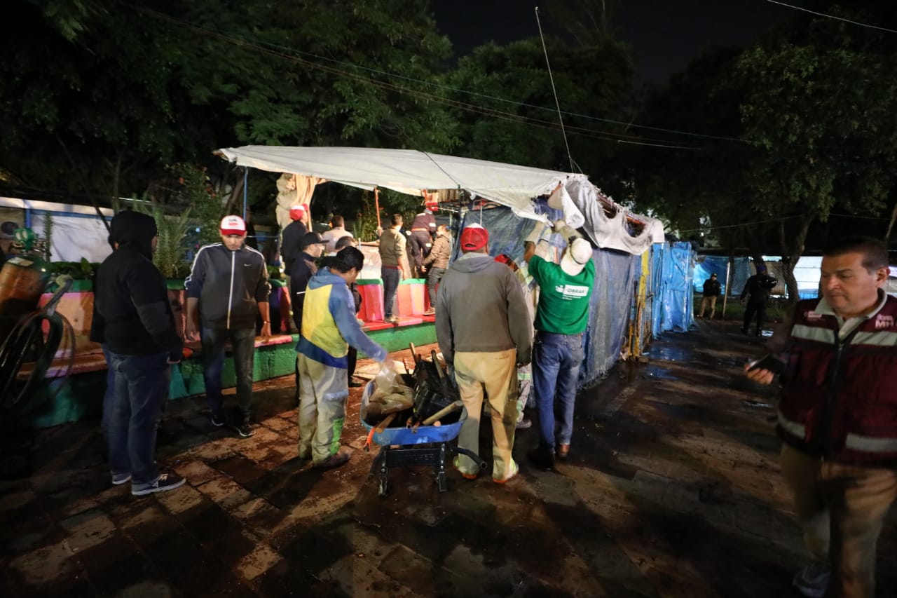 Los puestos comerciales en la alcaldía Miguel Hidalgo, fueron retirados para inhibir la comisión de delitos. (Cinthya Stettin)