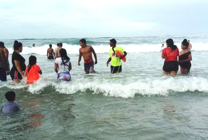 Rescate de personas en playa Miramar.