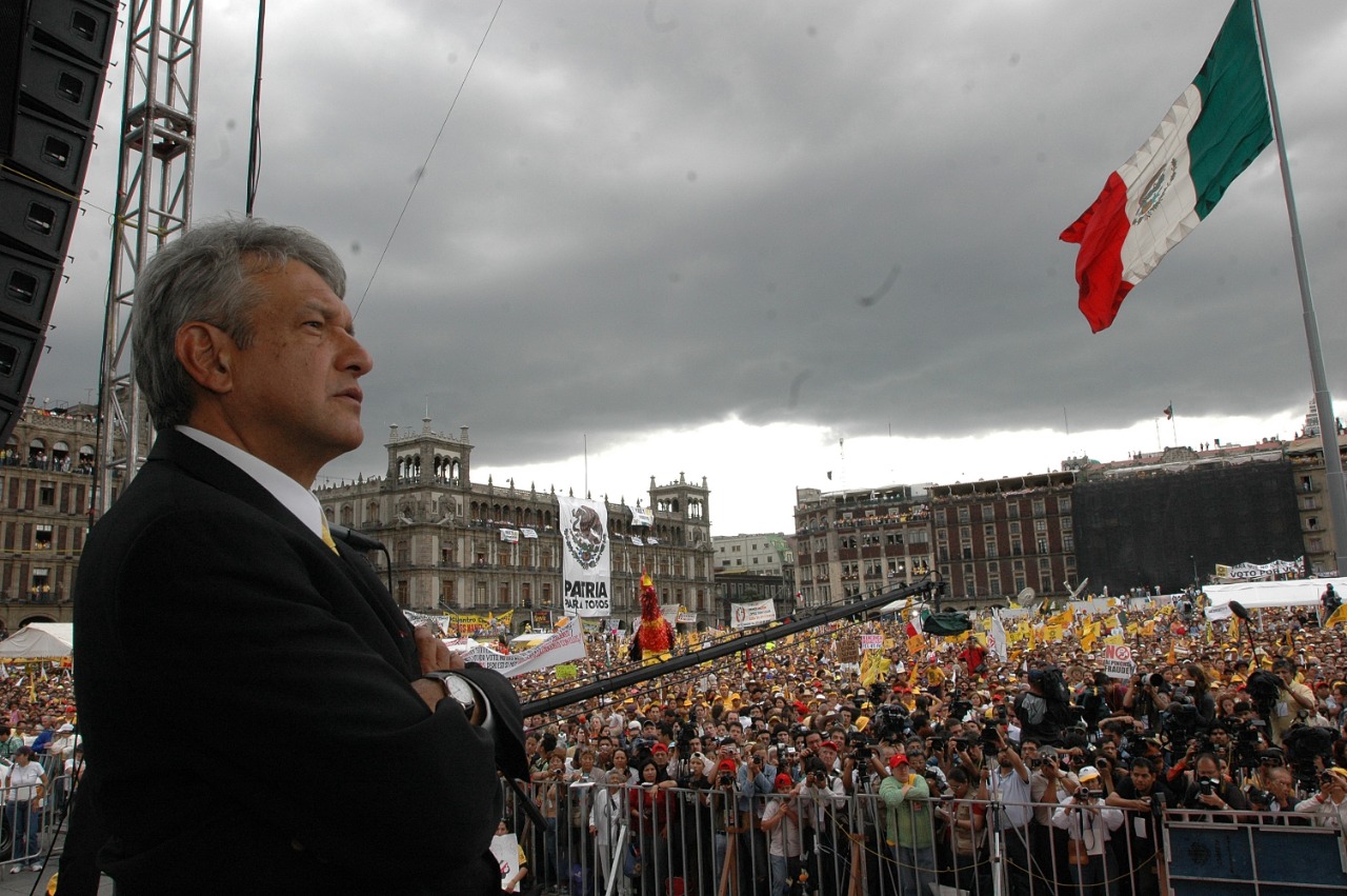 AMLO frente a una multitud en 2006 (Foto: Archivo)