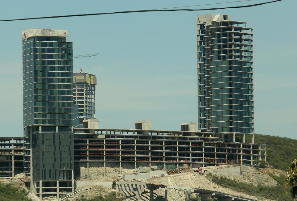 Las construcciones de diversos edificios de oficinas y departamentos han rebasado en San Pedro Garza García. Foto: Roberto Alanís.
