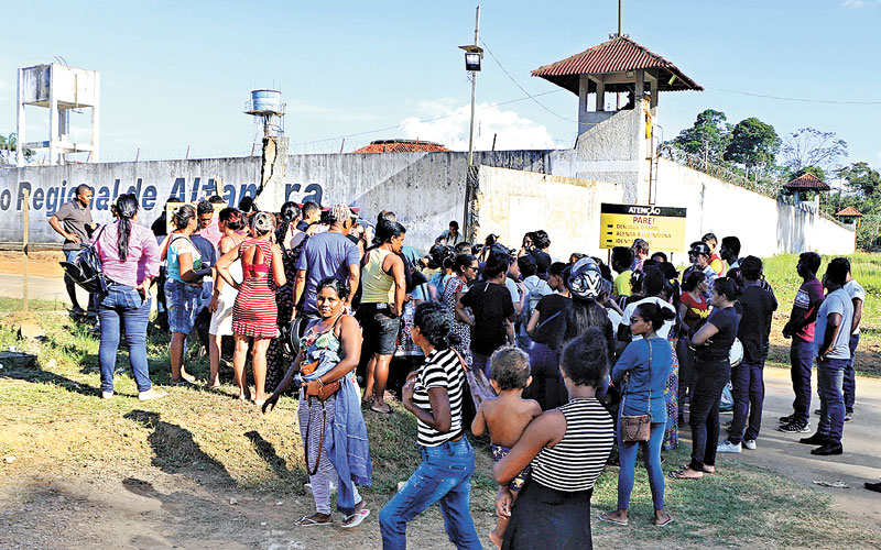 Familiares se quejaron que, hasta anoche, no tenían información de los fallecidos. (AP)