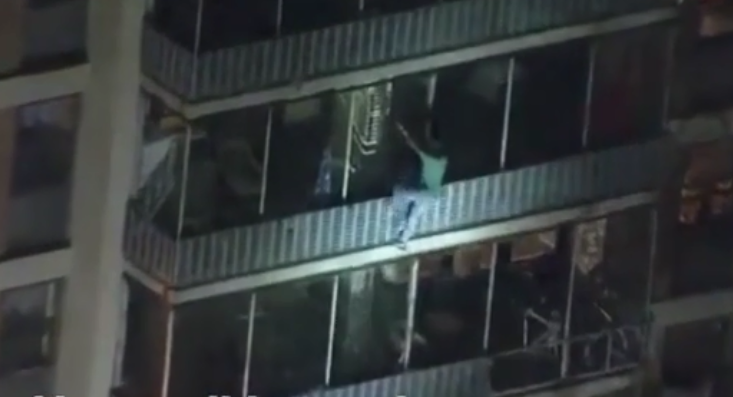 Hombre escala edificio para salvar a su madre de un incendio (Captura de pantalla).