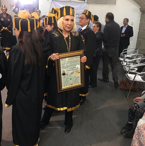 Laura Bozzo recibió el Doctorado Honoris Causa por parte de dos centros universitarios en las instalaciones del Congreso de la CdMx. (Tomado de @Laura