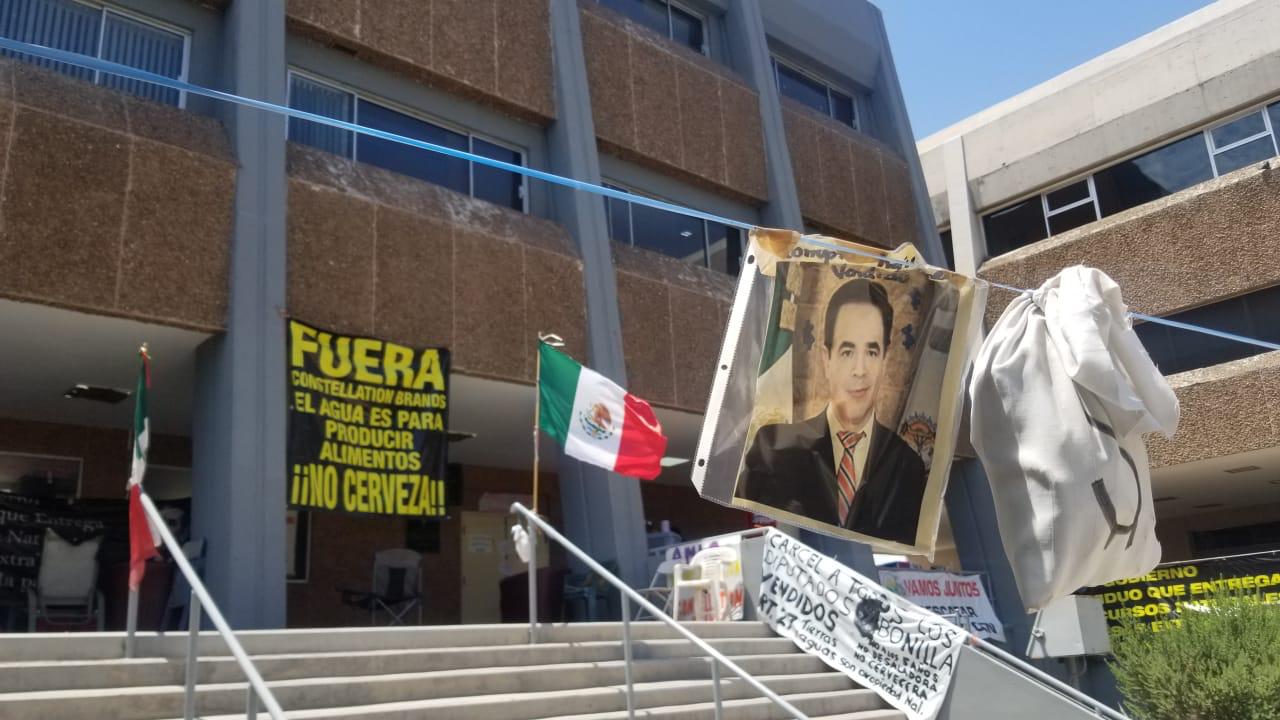 Manifestantes tienen tomado el Congreso para protestar por la ampliación de mandato. (Said Betanzos)