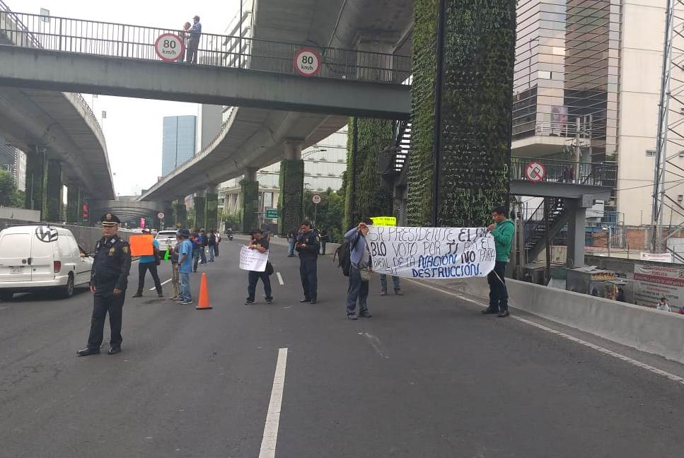 Los policías federales bloquean los carriles centrales y laterales en Anillo Periférico. | César Velázquez