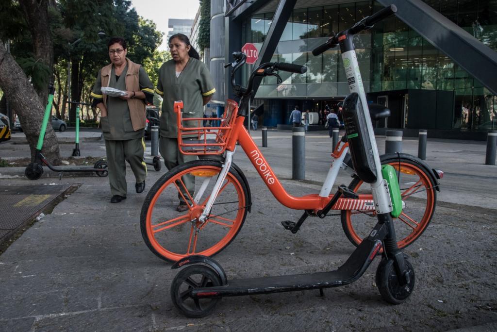 Scooter y bicicleta sin anclaje en CdMx. (Archivo Cuartoscuro)