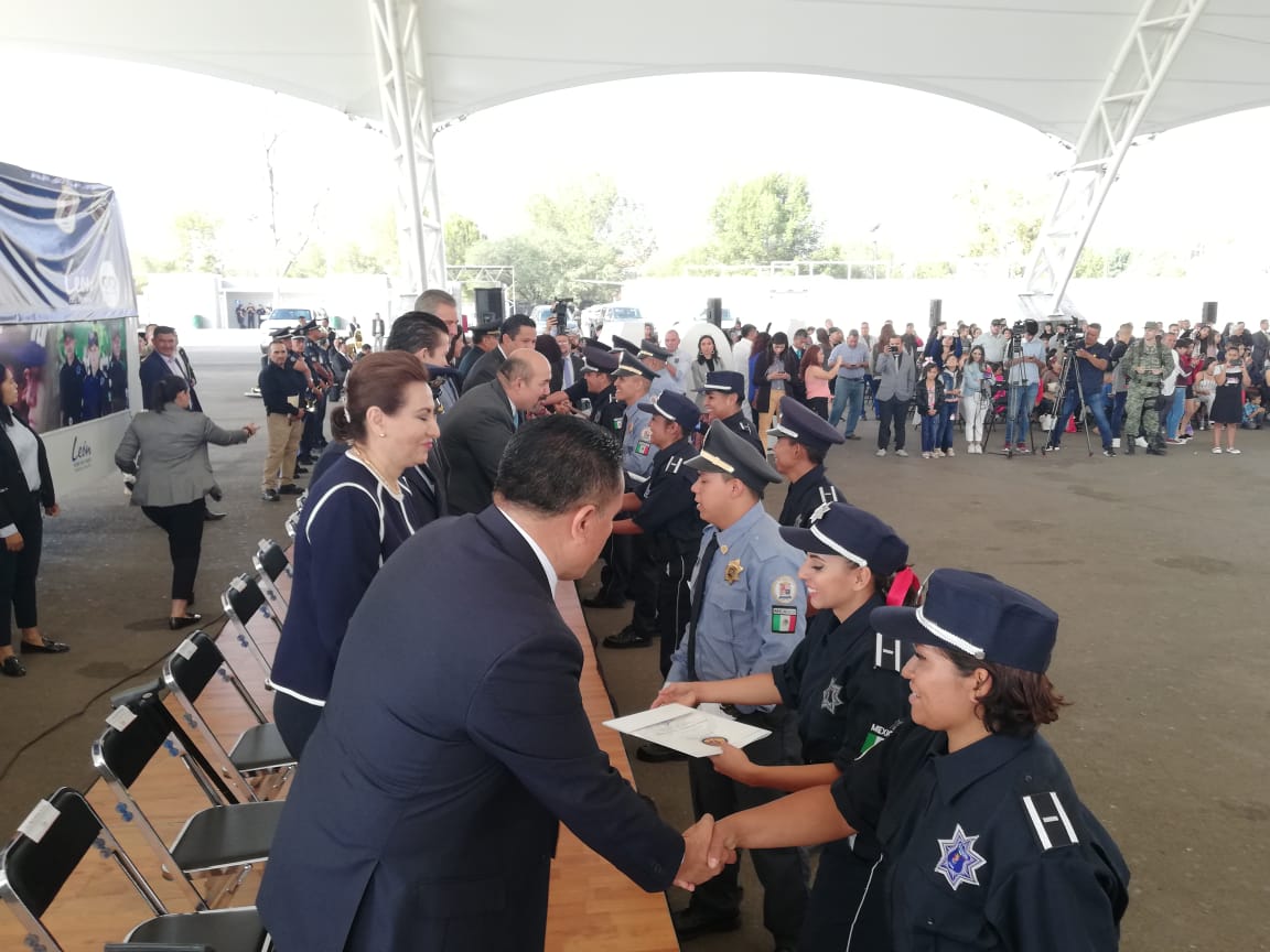 Se gradúan más de 70 elementos de seguridad en León