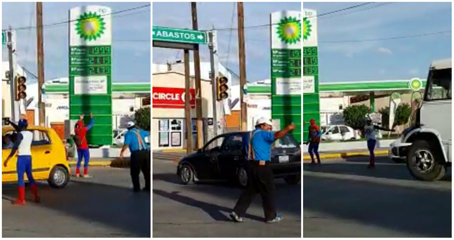 Spiderman, Capitán América y "The Clown" dirigieron el tráfico en las calzadas Abastos y Ávila Camacho de Torreón. (Martín Piña)