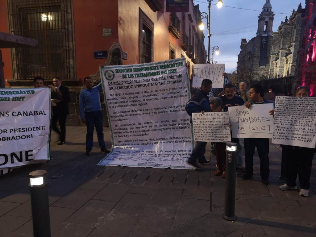 Trabajadores del ISSET protestan en Palacio Nacional. | César Velázquez