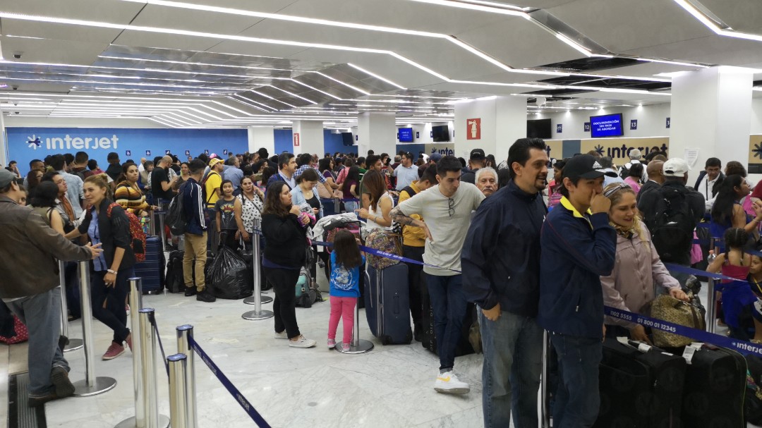 Usuarios de Interjet afectados por la cancelación en el AICM. (Jorge Becerril)