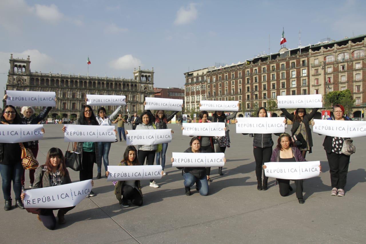 Activistas hidalguenses afuera del Palacio Nacional se pronuncian contra la Cartilla Moral. (Cortesía)