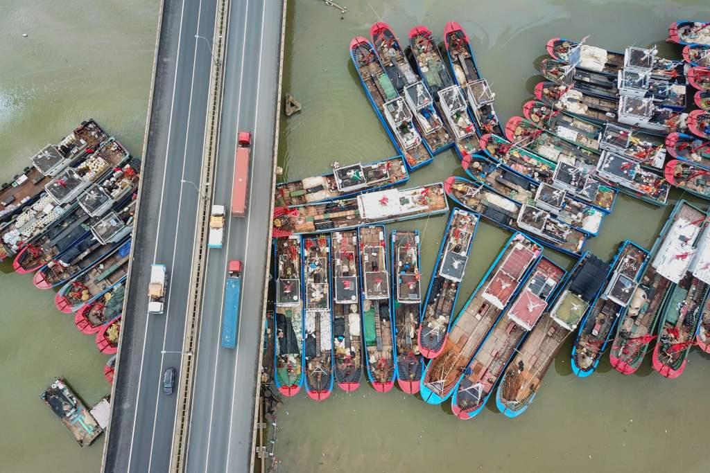 China. Buques esperan a un día de que se levante la moratoria de pesco en Lianyungang. (AFP)