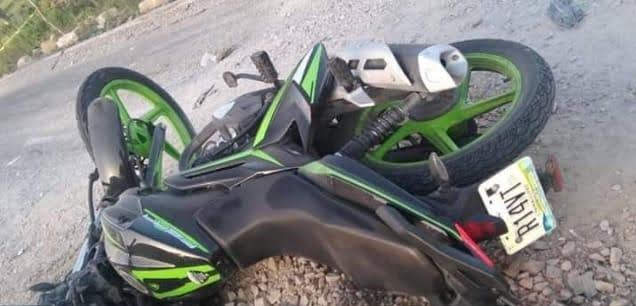 El bombero viajaba en la motocicleta. (Especial)