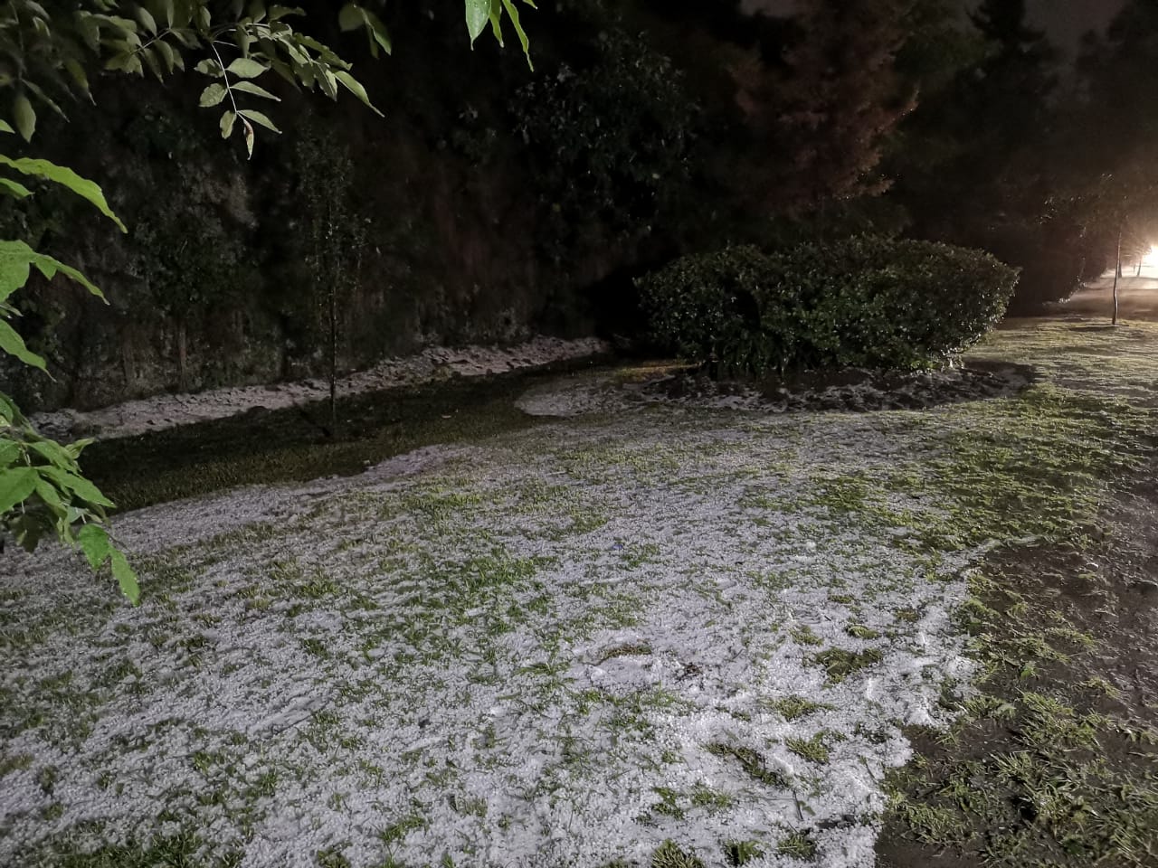 Tras el granizo, calles de Santa Fe quedó inundada. (Jorge Becerril)