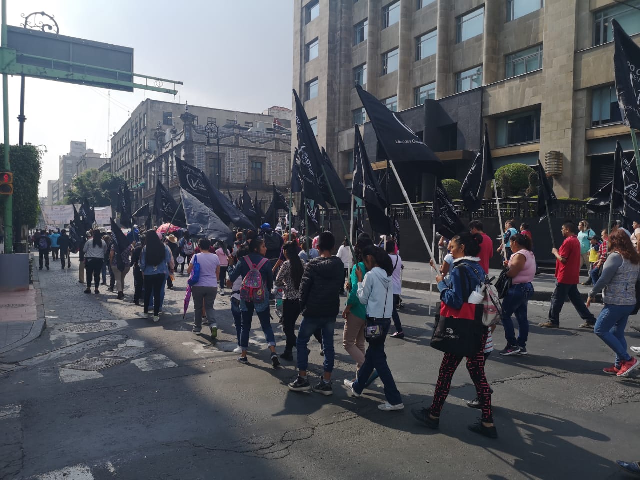 La manifestación provoca problemas en el tránsito del Centro Histórico. (César Velázquez)