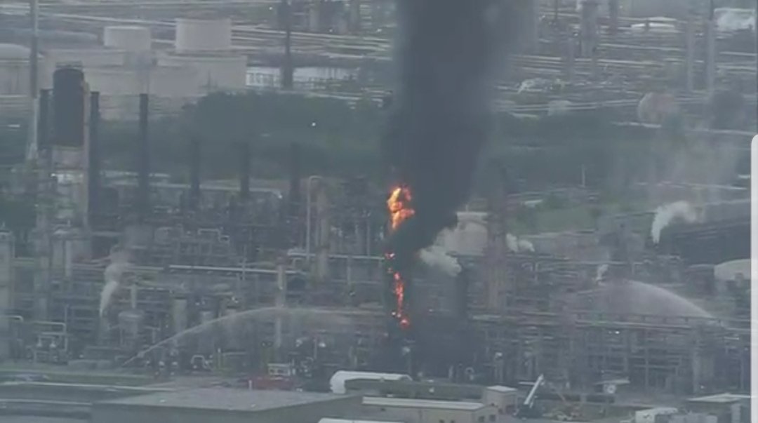 De acuerdo con medios locales, el incendio se produjo en una planta de Exxon Mobil ubicada en el 3525 decker Drive en Baytown.