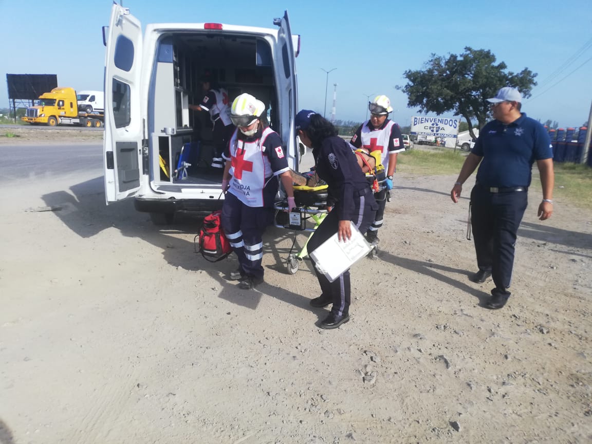 Paramédicos de la Cruz Roja atendiendo al atropellado sobre la carretera Tampico-Mante (Foto/Anahy Meza)
