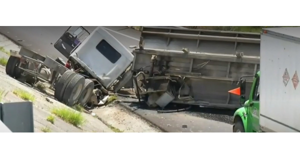La pipa trasportaba 10 mil litros de diesel, de los cuales, solo 900 fueron recuperados (Foto: Especial)