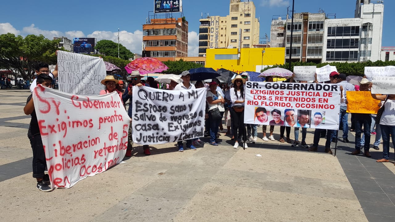 Los policías llevan 14 días retenidos y sus familiares aúnh no saben nada de ellos. (Abraham Jiménez)