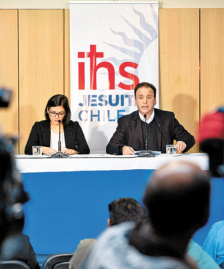 El provincial Cristián del Campo, ayer en conferencia de prensa. (AP)