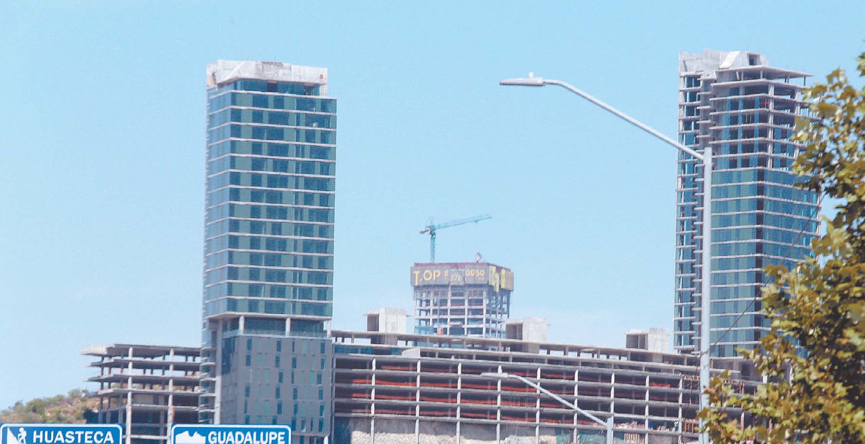 Las torres Ysabella fueron autorizadas hace más de 10 años, pero actualmente se encuentran suspendidas. ROBERTO ALANÍS