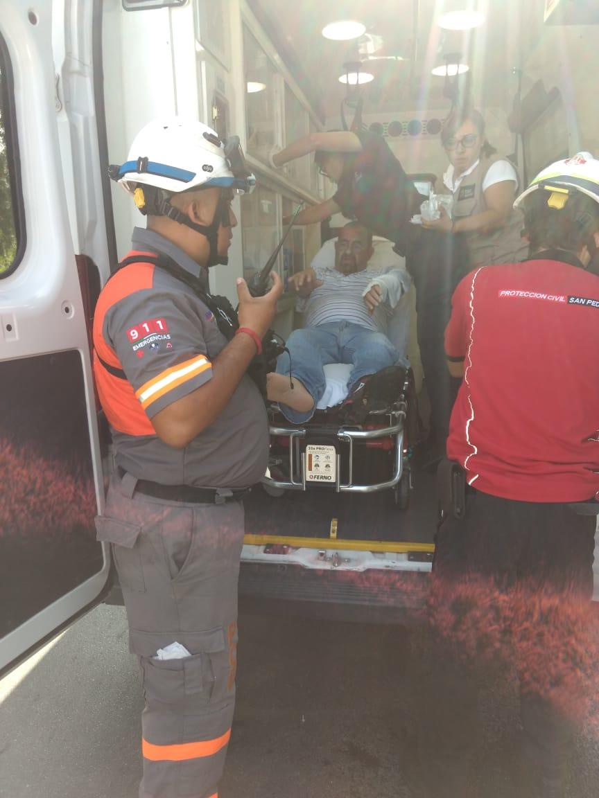 El afectado fue trasladado al Hospital Civil. Foto: Especial