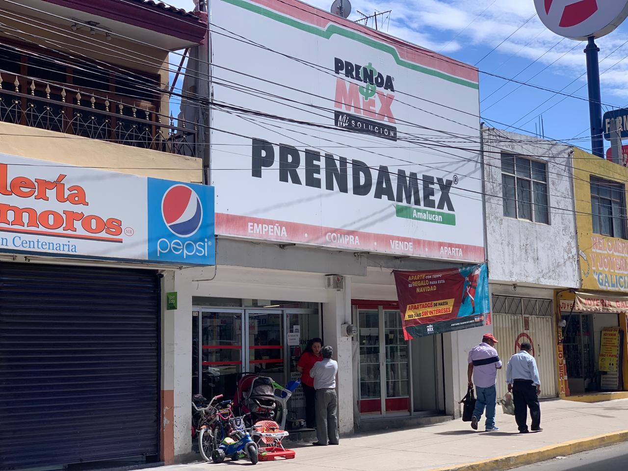 Tras el asalto, el establecimiento está abierto y sin resguardo policíaco. (Andrés Sánchez)