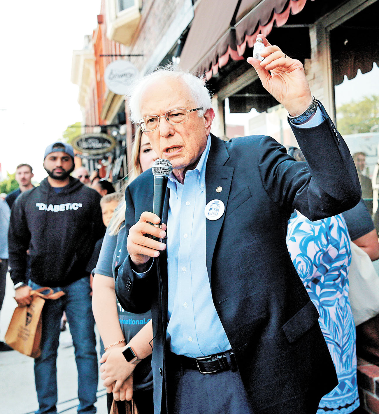 Bernie Sanders viajó a Ontario con un grupo de pacientes con diabetes para comprar insulina. (Rebecca Cook/Reuters)