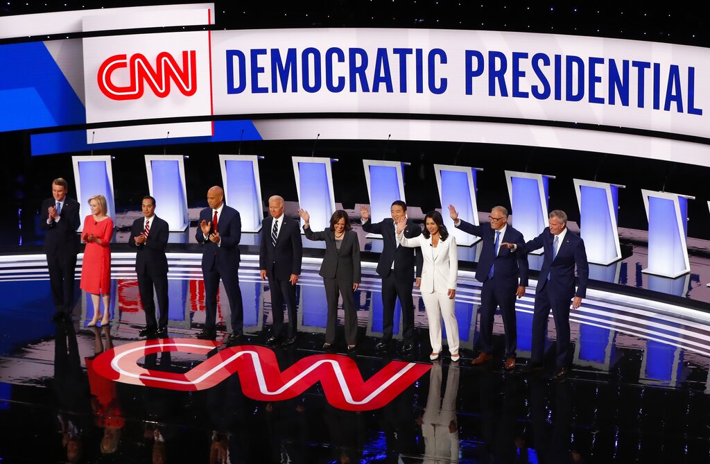 Diez candidatos debatieron ayer por la noche en Detroit, como lo hicieron otros 10 el martes. AP