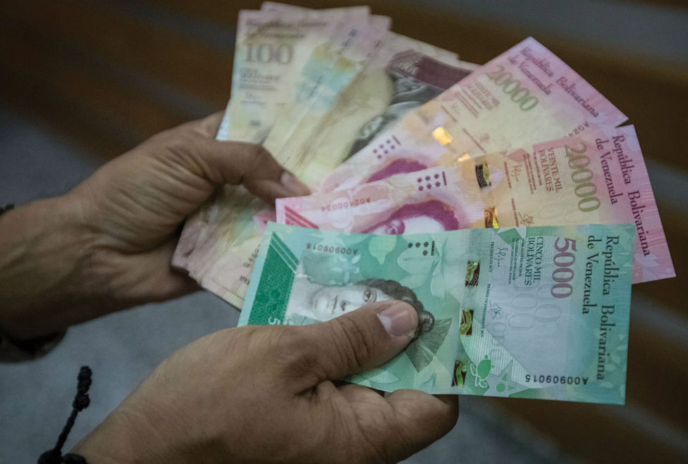 La inflación cayó de niveles de más de 100,000% el año pasado, a varios miles por ciento este año (Cortesía).