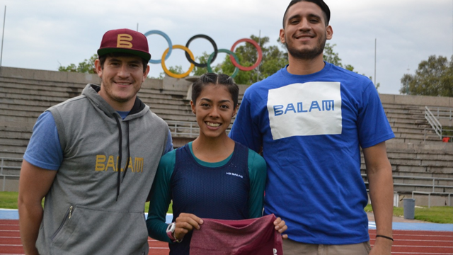 Jóvenes fabrican ropa para atleta Natali Naomi Mendoza (Cortesía)