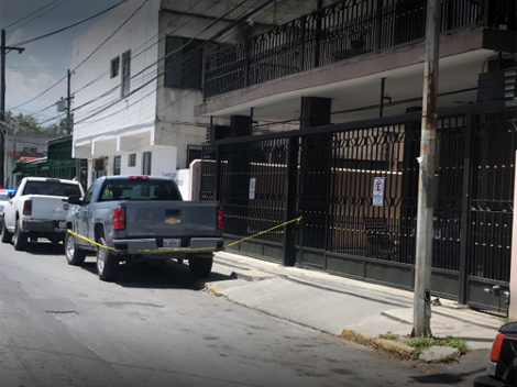 Los ladrones viajaban a bordo de una motocicleta color rojo.