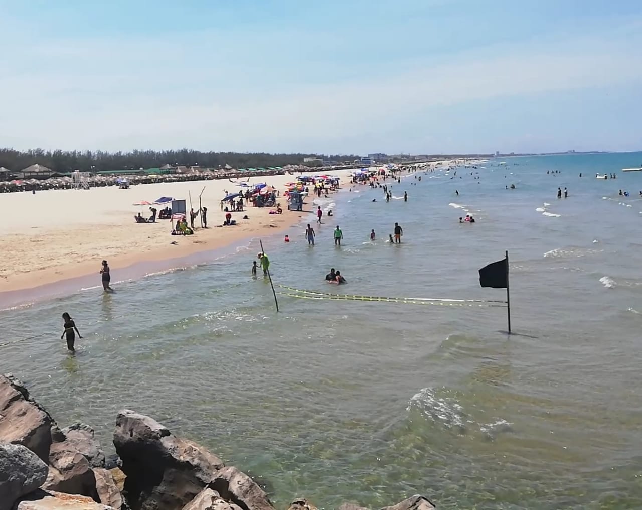 Mar se contrae, ponen banderas negras en playa Miramar (Foto/Pablo Reyes)
