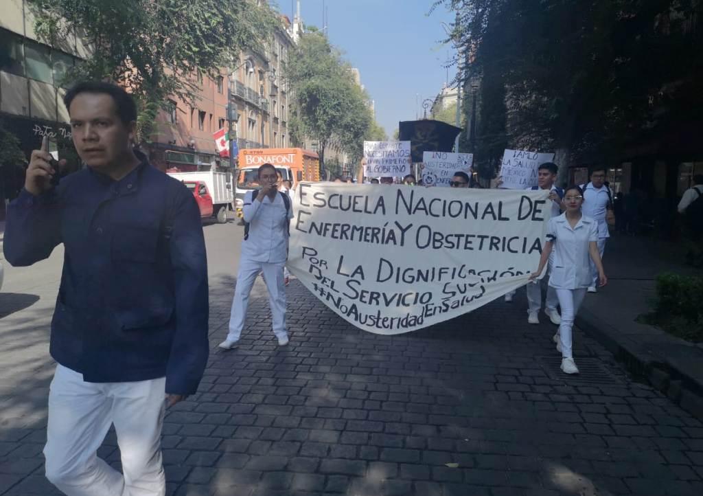 Médicos pasantes marcharon del Palacio de Bellas Artes al Zócalo. | César Velázquez