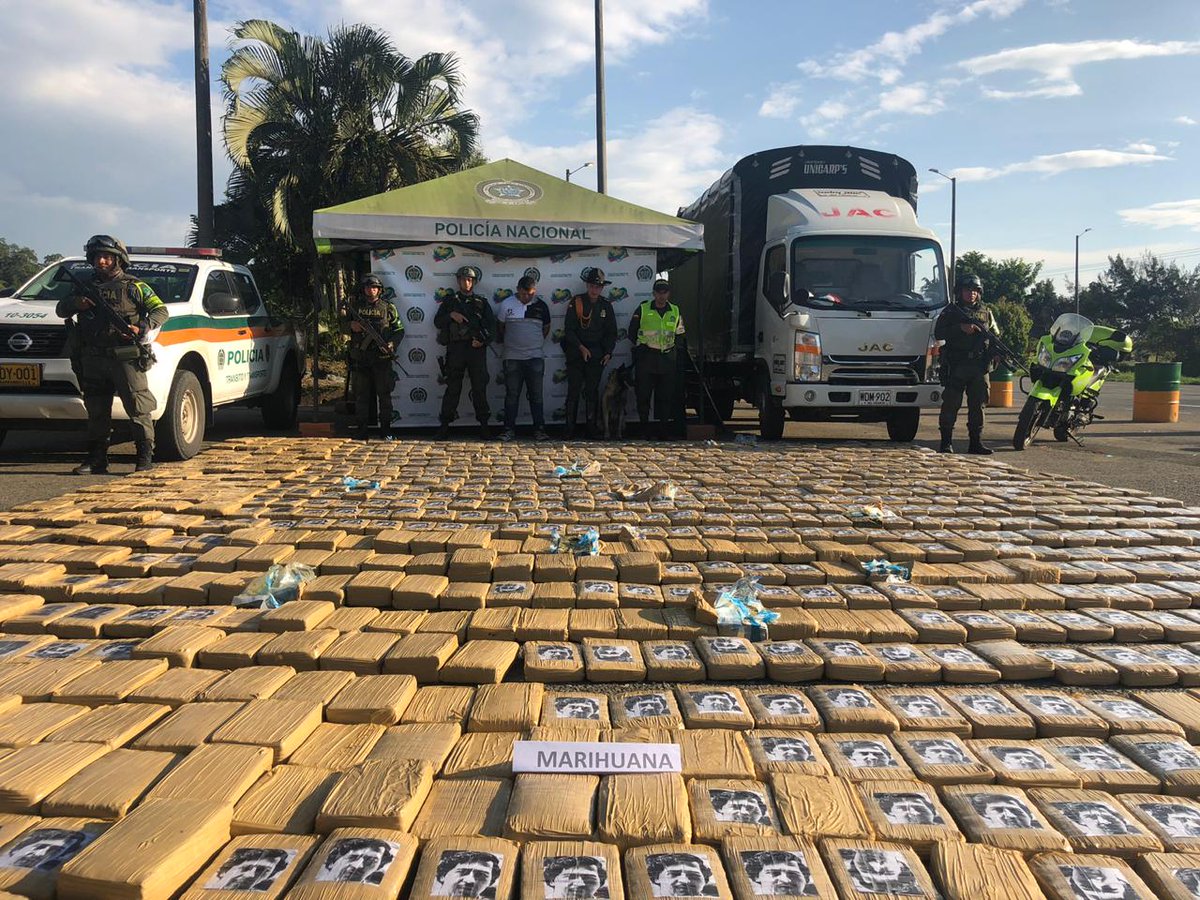 Según la Policía, la droga estaba contenida en mil 562 paquetes marcados con la cara de Pablo Escobar y Osama bin Laden. @PoliciaCauca